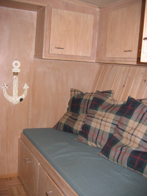 day_bunk_in_companionway