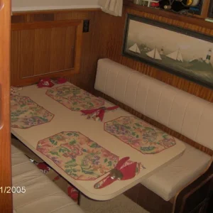 dinette_port_oppostie_galley