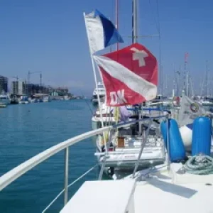 Diver_under_the_boat
