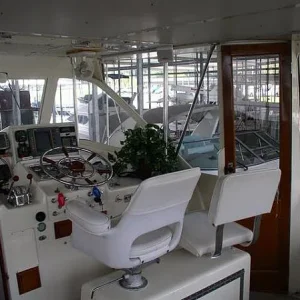 Pilothouse/Upper Salon w/Wing Doors