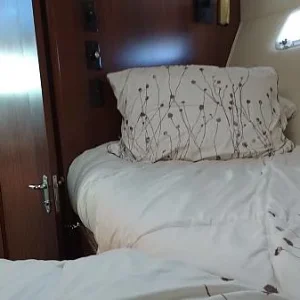 1025 boat v birth 2