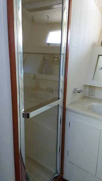 2015 boat forward head shower