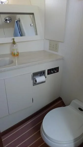 2015 boat forward head with plasteak floor