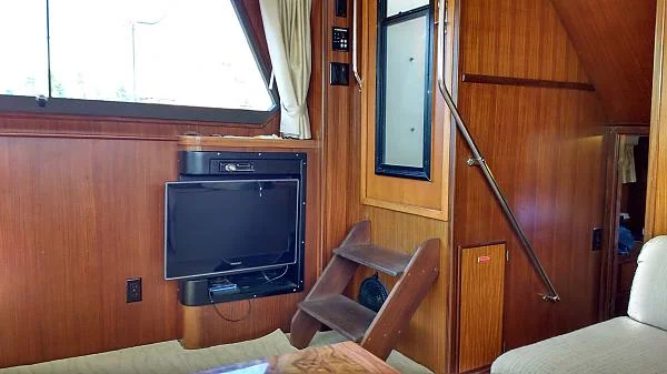 2015 boat salon.32inch.ledtv.dvd.and full.size door