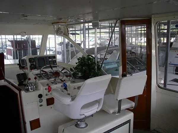 Pilothouse/Upper Salon w/Wing Doors